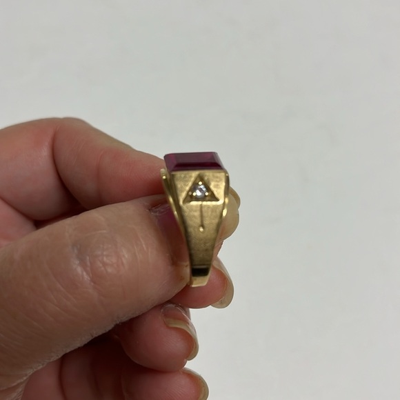 Diamond Arrow Motif Red Stone Half-Bezel Men's Ring - Picture 4 of 9